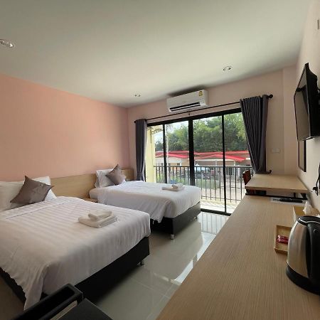 โรงแรมนิยม เอสทีเอ็น 2 - Niyom Stn 2 Hotel Ban Phue Eksteriør bilde