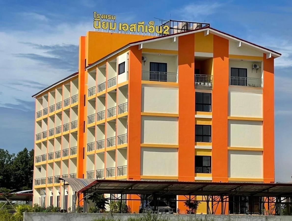 โรงแรมนิยม เอสทีเอ็น 2 - Niyom Stn 2 Hotel Ban Phue Eksteriør bilde