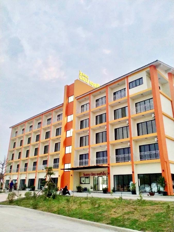 โรงแรมนิยม เอสทีเอ็น 2 - Niyom Stn 2 Hotel Ban Phue Eksteriør bilde